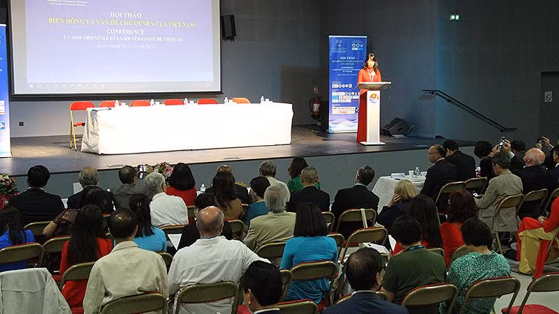 Đông đảo học giả và những người yêu biển đảo Việt Nam tham dự hội thảo. (Ảnh: KHẢI HOÀN)