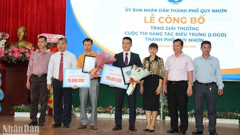 Ban Tổ chức đã trao quyết định khen thưởng cho 1 giải Nhất và 5 giải Khuyến khích cho cuộc thi sáng tác logo cho thành phố Quy Nhơn (Bình Định). 