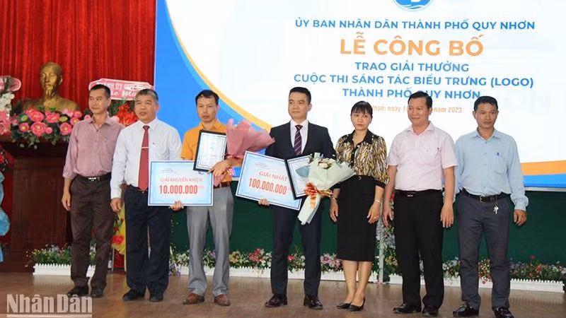 Ban Tổ chức đã trao quyết định khen thưởng cho 1 giải Nhất và 5 giải Khuyến khích cho cuộc thi sáng tác logo cho thành phố Quy Nhơn (Bình Định). 