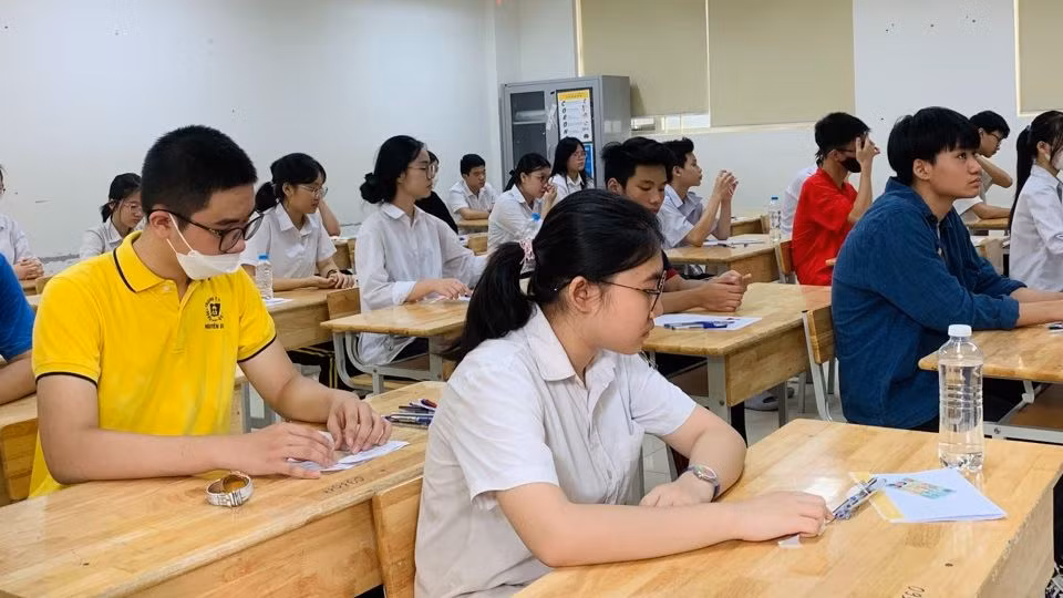 Các phòng thi tại điểm thi Trường trung học cơ sở Ngô Sỹ Liên (quận Hoàn Kiếm) được cấp điện đầy đủ.