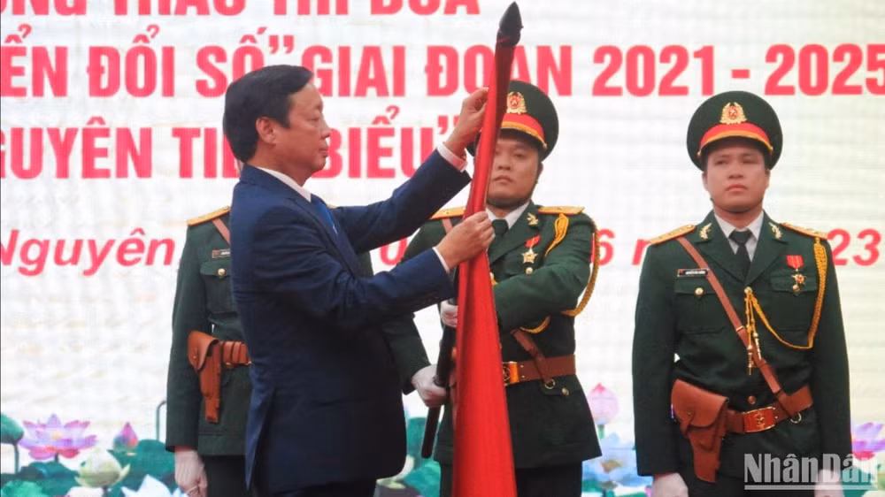 Phó Thủ tướng Chính phủ Trần Hồng Hà trao Huân chương Lao động hạng Ba tặng tỉnh Thái Nguyên.