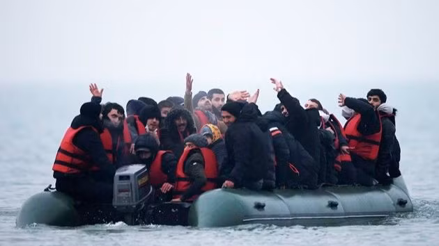 Ảnh minh họa: Người di cư trên một chiếc xuồng bơm hơi, rời bến gần Wimereux, Pháp để vượt eo biển Manche vào Anh. (Ảnh: Reuters) 