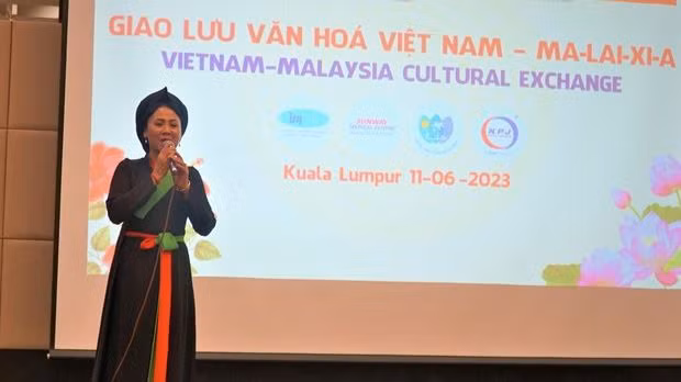 Tiết mục hát Quan họ do nghệ sĩ Việt Nam thể hiện. (Ảnh: Hằng Linh/TTXVN)