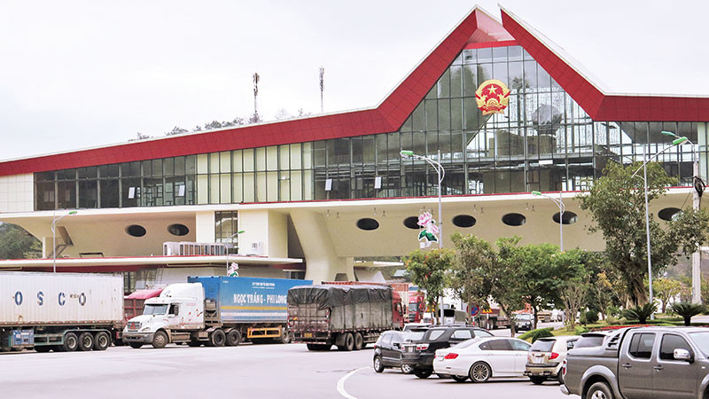 Cửa khẩu quốc tế Hữu Nghị (huyện Cao Lộc), nơi thực hiện thông quan hàng hóa xuất, nhập khẩu chính ngạch sang Trung Quốc và ngược lại.