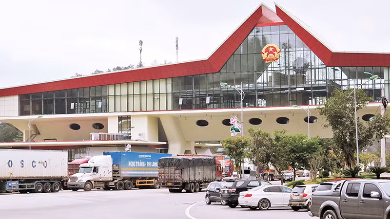 Cửa khẩu quốc tế Hữu Nghị (huyện Cao Lộc), nơi thực hiện thông quan hàng hóa xuất, nhập khẩu chính ngạch sang Trung Quốc và ngược lại.