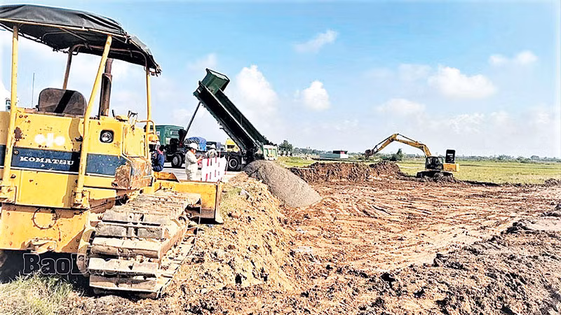 Công trường thi công đường vành đai 4-Vùng Thủ đô, đoạn qua thị xã Thuận Thành, tỉnh Bắc Ninh.