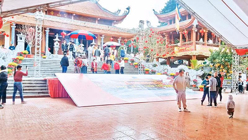 Lễ hội đình, đền, chùa Cầu Muối ở huyện Phú Bình với nghi lễ tâm linh truyền thống được khôi phục, hằng năm thu hút hàng chục nghìn du khách.