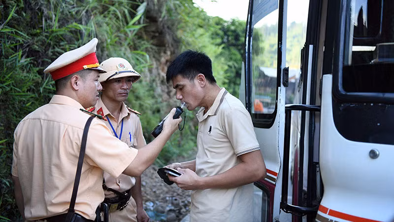 Lực lượng Cảnh sát Giao thông kiểm tra nồng độ cồn đối với người điều khiển phương tiện giao thông.