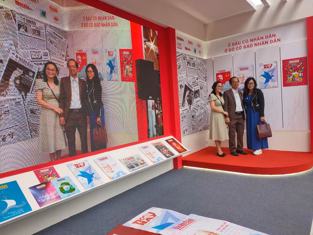 Khách tham quan thích thú với hiệu ứng "chụp ảnh đôi" tại gian hàng của Báo Nhân Dân. Trong khuôn khổ Hội Báo, Báo Nhân Dân cũng tổ chức Cuộc thi ảnh sáng tác nhanh với chủ đề “Những khoảnh khắc đẹp của Hội báo toàn quốc 2023” nhằm ghi lại những khoảnh khắc tại ngày hội của những người làm báo cả nước.