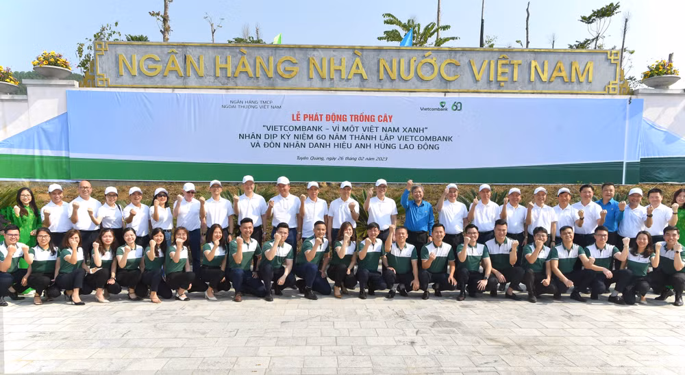 Ban Lãnh đạo Vietcombank cùng các đại biểu và cán bộ chi nhánh Tuyên Quang chụp ảnh lưu niệm tại Khu di tích lịch sử ngành ngân hàng Việt Nam