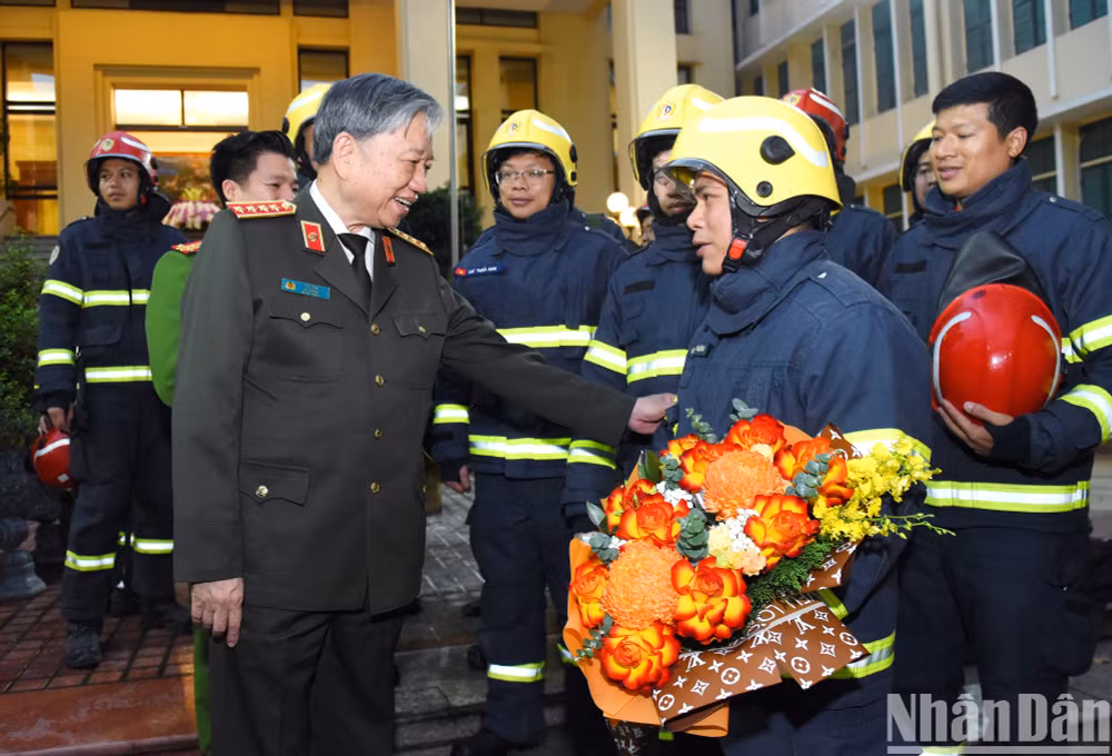 Đại tướng Tô Lâm, Bộ trưởng Công an, thăm hỏi và động viên cán bộ, chiến sĩ Đoàn công tác Bộ Công an đi cứu nạn, cứu hộ tại Thổ Nhĩ Kỳ. Ảnh: Thành Đạt