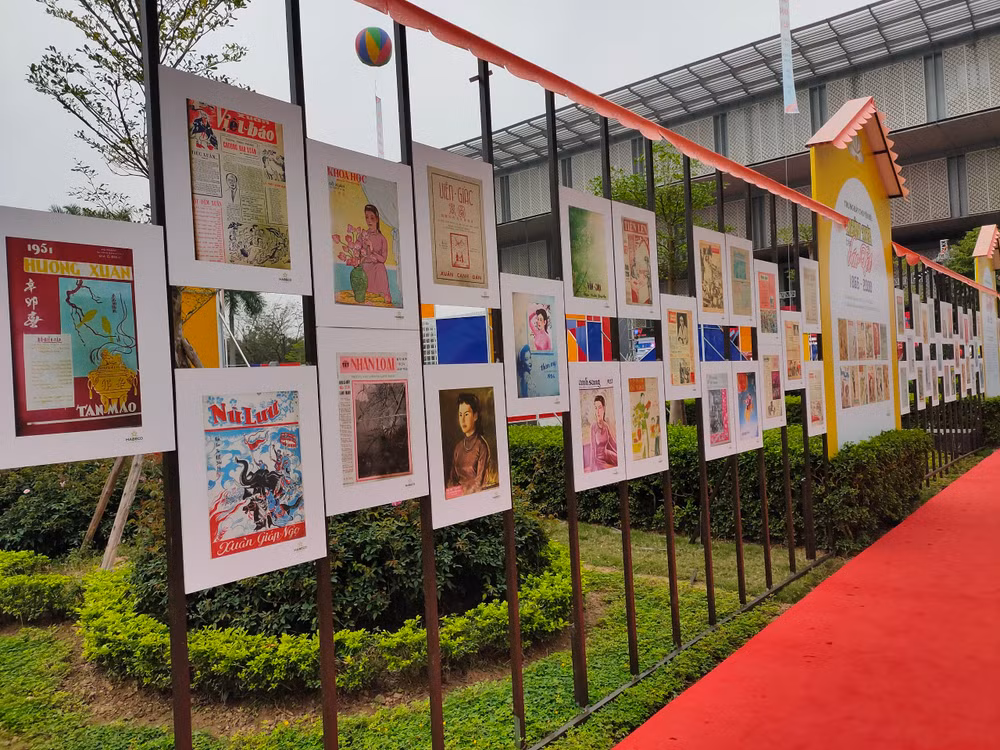 Trưng bày Xuân xưa trên báo Tết là một trong những khu vực ấn tượng nhất của Hội báo toàn quốc 2023, quy tụ những bìa báo xuân ấn tượng nhất từ cách đây hàng trăm năm, cho thấy sức mạnh trường tồn của báo chí cách mạng Việt Nam với vai trò là ký giả ghi chép lại những giai đoạn không thể nào quên của lịch sử dân tộc.