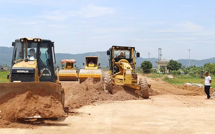 Các đơn vị thi công đường ven biển đoạn qua địa bàn tỉnh Thanh Hóa. (Ảnh MAI LUẬN)