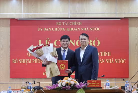 Thứ trưởng Bộ Tài chính Nguyễn Đức Chi trao Quyết định bổ nhiệm đồng chí Hoàng Văn Thu giữ chức vụ Phó Chủ tịch Ủy ban Chứng khoán Nhà nước