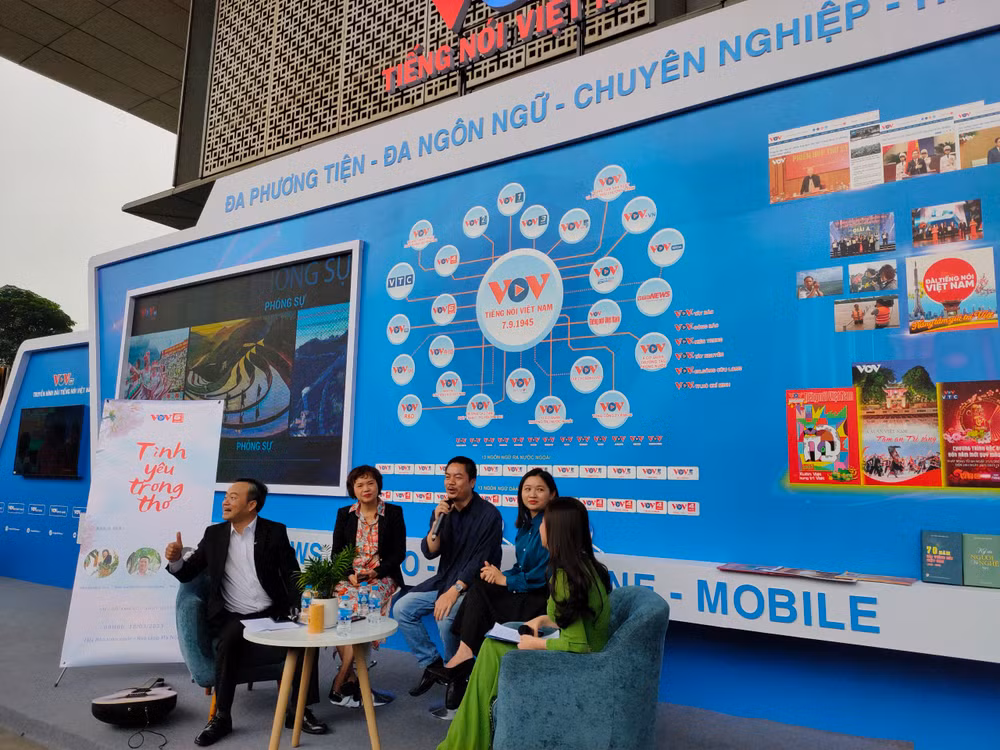 Trong khuôn khổ Hội Báo toàn quốc, Chi hội Nhà báo Ban Văn học Nghệ thuật Đài Tiếng nói Việt Nam thực hiện chương trình giao lưu “Tình yêu trong thơ”. Các nhà thơ chia sẻ về sự khởi nguồn với tình yêu thơ ca. Những câu chuyện, trải nghiệm khác nhau của từng nhân vật đem đến cho khán giả sự thích thú, đồng điệu. Phần thử thách “Ứng khẩu thành thơ” dành cho khán giả cùng những phần quà hấp dẫn thu hút được nhiều sự chú ý.