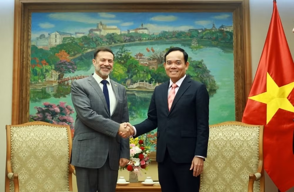 Phó Thủ tướng Trần Lưu Quang tiếp Đại sứ Australia tại Việt Nam Andrew Goledzinowski. (Ảnh: TTXVN)