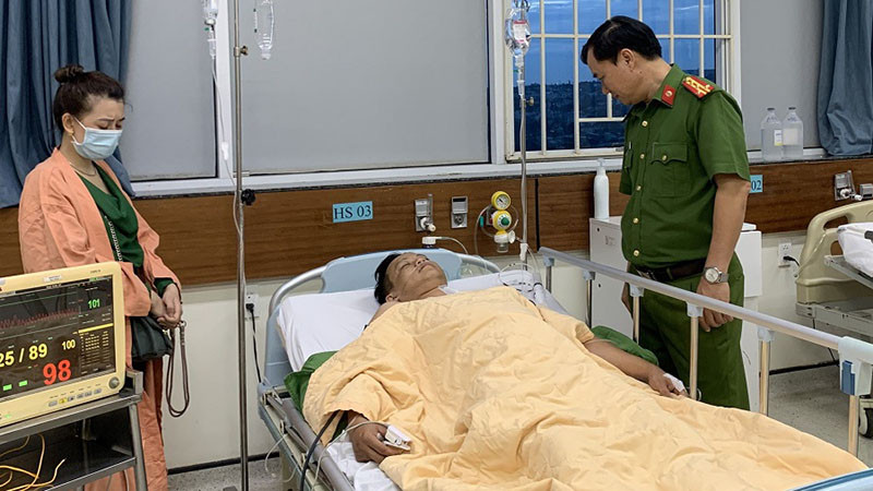 Đại tá Dương Văn Long, Phó giám đốc Công an tỉnh thăm hỏi, động viên thiếu tá Nguyễn Văn Hưng đang điều trị tại bệnh viện.