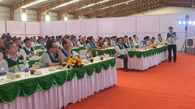 Các đại biểu tham quan nghe báo cáo thực tế công tác khuyến nông tại công ty trách nhiệm hữu hạn Vĩnh Hiệp tỉnh Gia Lai