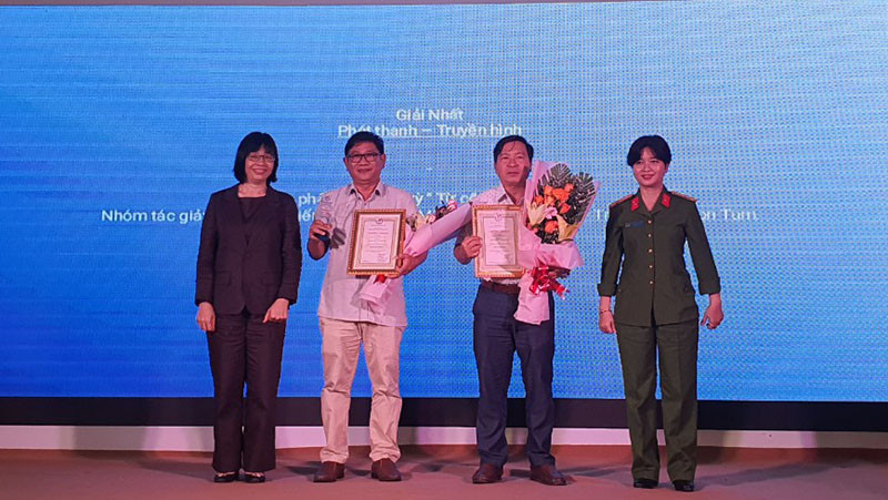 Ban Tổ chức trao giải Nhất thể loại Truyền hình cho nhóm tác giả đoạt giải.