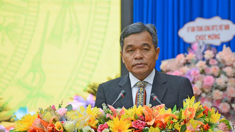 Đồng chí Hồ Văn Niên, Ủy viên Trung ương Đảng, Bí thư Tỉnh ủy, Chủ tịch Hội đồng nhân dân tỉnh phát biểu tại Đại hội.