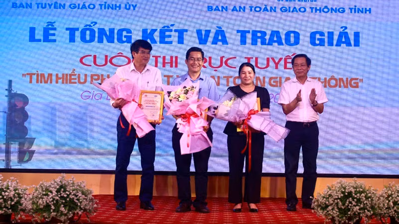 Phó Trưởng ban Thường trực Ban Tuyên giáo Tỉnh ủy Đỗ Tiến Đông (bìa phải) trao giải cho các tập thể đạt giải cuộc thi trực tuyến "Tìm hiểu pháp luật về an toàn giao thông".