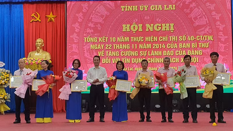 Đồng chí Hoàng Minh Tế, Phó Tổng Giám đốc Ngân hàng Chính sách xã hội Việt Nam trao bằng khen cho các tập thể xuất sắc.