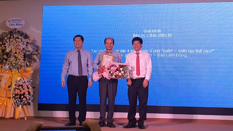 Ban Tổ chức trao giải Nhất thể loại Báo in-Điện tử cho tác giả đoạt giải.