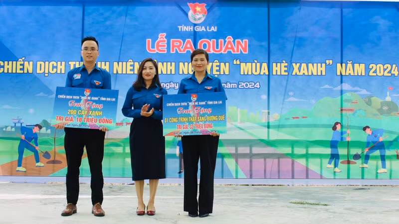 Trao tặng một căn nhà 60 triệu đồng, 1 công trình Thắp sáng đường quê và 200 cây xanh là một trong nhiều nội dung của chiến dịch " Mùa hè xanh" của Tỉnh đoàn Gia Lai đề ra.