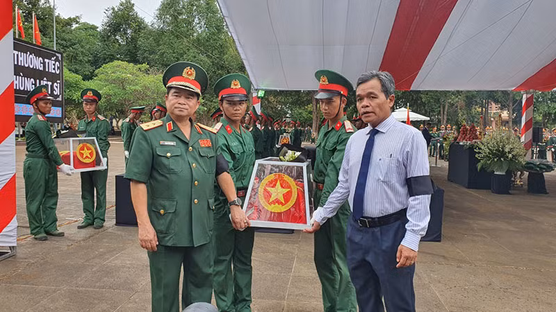 Đại diện lãnh đạo tỉnh Gia Lai, lãnh đạo Quân khu 5 đưa hài cốt về nơi an nghỉ cuối cùng nơi lòng đất mẹ.