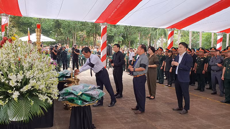 Đoàn Tỉnh ủy Gia Lai do Bí thư Tỉnh Ủy Hồ Văn Niên làm Trưởng đoàn dâng hương tại lễ truy điệu.