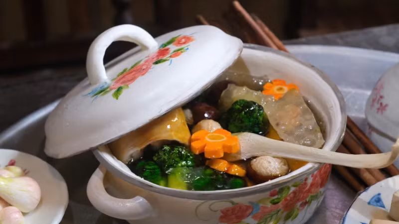 Liễn canh bóng được tạo hình đầy tinh xảo.