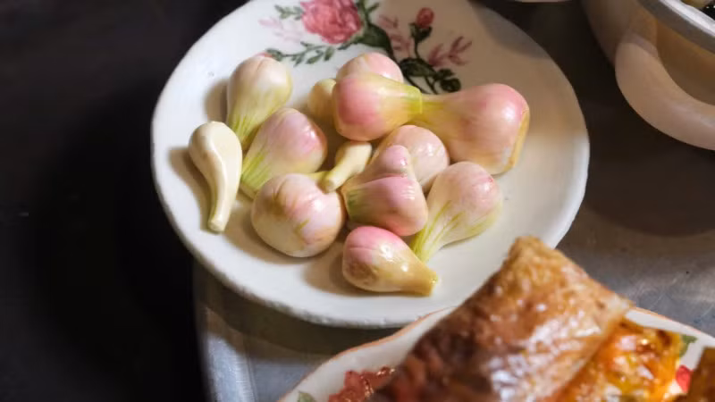 Dưa hành và đĩa men sinh động được tạo hình bằng nguyên liệu làm bánh.