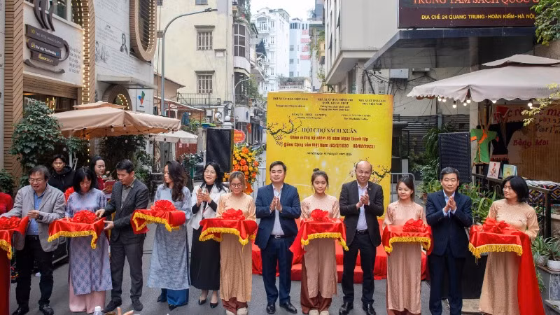 Các đại biểu cắt băng khai mạc Hội chợ sách xuân 2025.