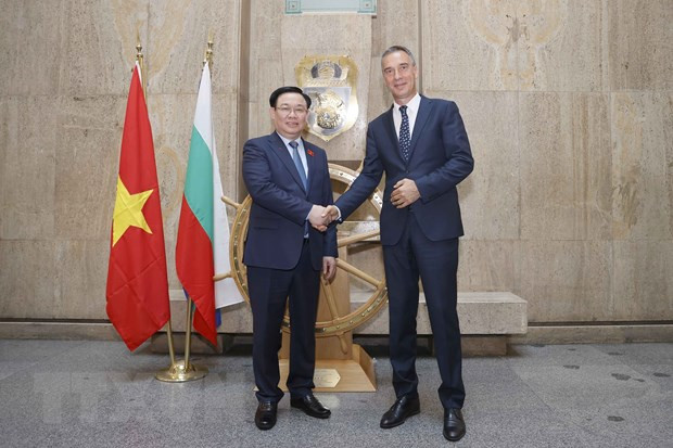 Chủ tịch Quốc hội Vương Đình Huệ tiếp ông Dimitar Nikolov, Thị trưởng thành phố Burgas. (Ảnh: Doãn Tấn/TTXVN)