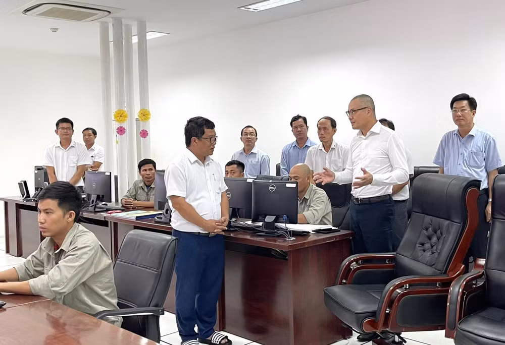 Đoàn công tác Tỉnh ủy Phú Yên nghe Ban điều hành Hầm đường bộ Đèo Cả báo cáo công tác an toàn phòng chống cháy nổ tại đơn vị.