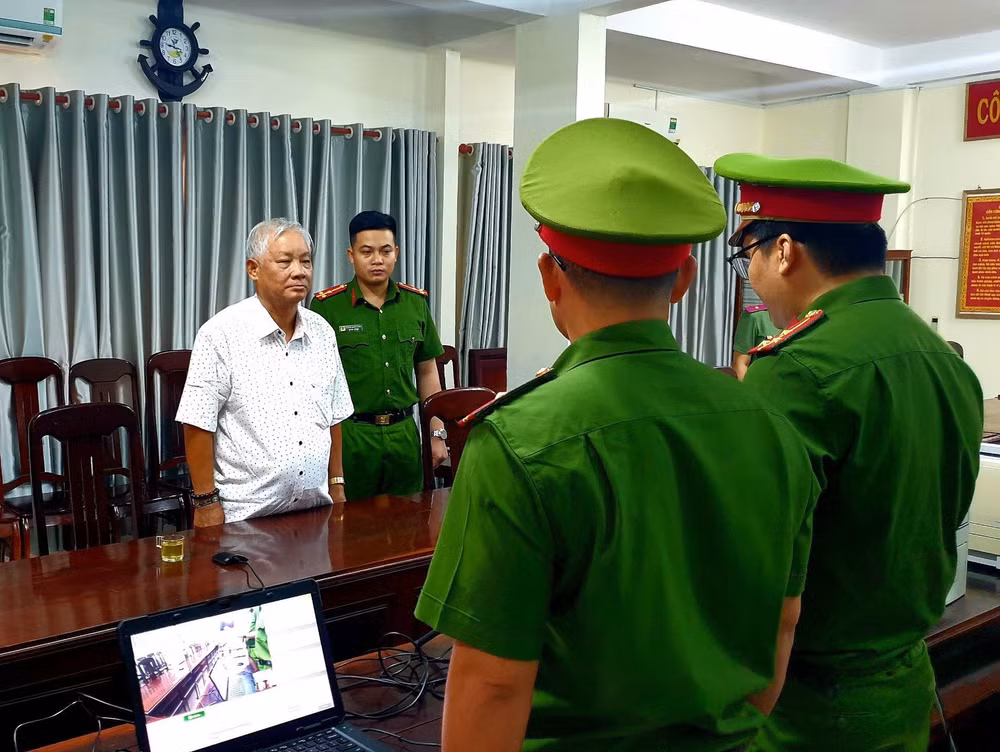 Ông Phạm Đình Cự, nguyên Chủ tịch Ủy ban nhân dân tỉnh Phú Yên đang nghe công bố các các quyết định khởi tố tại Cơ quan Cảnh sát điều tra Công an Phú Yên.