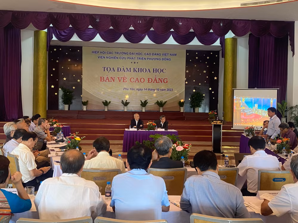 PGS.TS Đỗ Văn Dũng, nguyên Hiệu trưởng Trường đại học Sư phạm Kỹ thuật Thành phố Hồ Chí Minh, Phó Chủ tịch Hội giáo dục nghề nghiệp khu vực ASEAN, Phó Chủ tịch Hội Ô-tô-Máy động lực Thành phố Hồ Chí Minh (người đứng bên phải) trình bày tham luận tại tọa đàm.