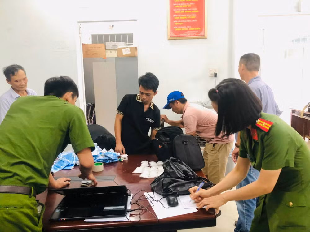 Lực lượng chức năng kiểm tra số lượng hàng cấm do đối tượng Trương Đức Hơn vận chuyển trái phép. (Ảnh: Lưu Hạnh)