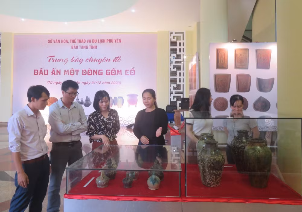 Khách tham quan triển lãm "Dấu ấn một dòng gốm cổ".