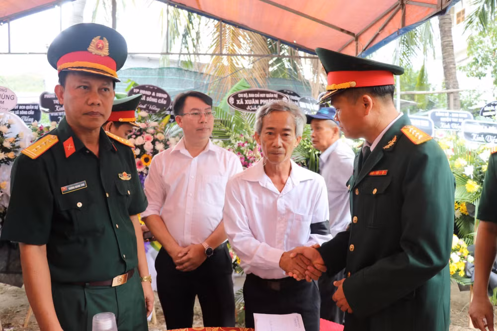 Bộ chỉ huy Quân sự tỉnh Phú Yên ân cần thăm hỏi động viên người thân gia đình tại lễ tang Trung tá Trương Hồng Kỳ.