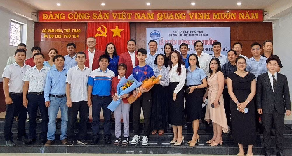 Lãnh đạo UBND tỉnh cùng các tổ chức, doanh nghiệp và cá nhân chúc mừng thành tích của vận động viên Lê Thị Tuyết và Văn Minh Hiếu đạt thành tích xuất sắc tại SEA Games 32, Giải vô địch Karate Đông Nam Á 2023. Lãnh đạo UBND tỉnh cùng các tổ chức, doanh nghiệp và cá nhân chúc mừng thành tích của vận động viên Lê Thị Tuyết và Văn Minh Hiếu đạt thành tích xuất sắc tại SEA Games 32, Giải vô địch Karate Đông Nam Á 2023.