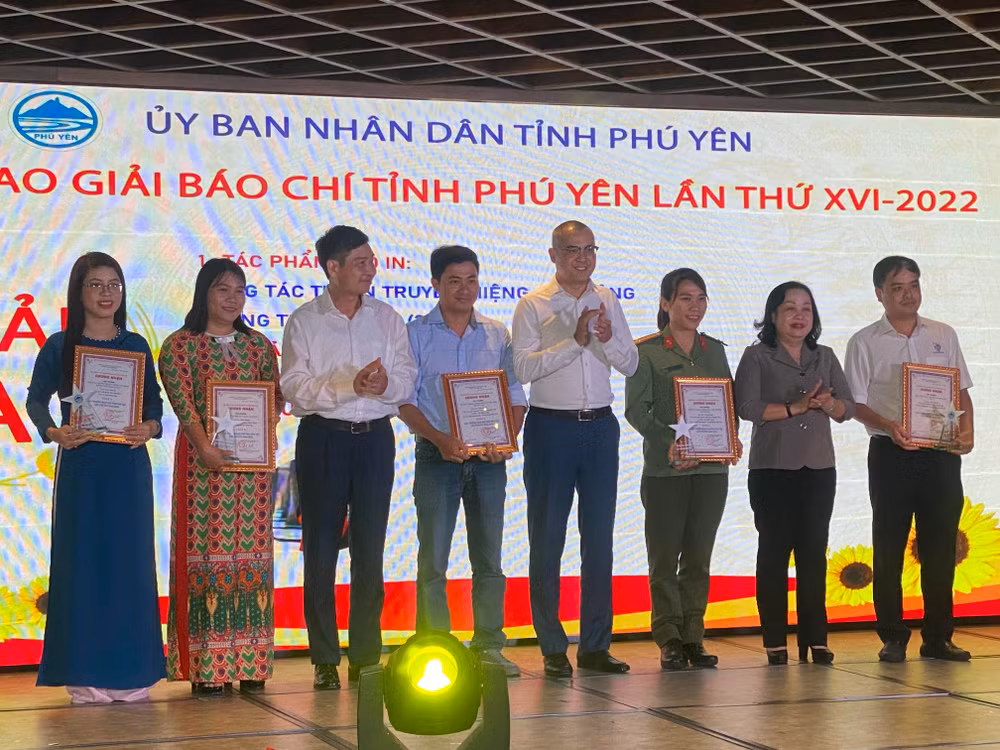 Các đồng chí lãnh đạo tỉnh Phú Yên trao giải A Giải Báo chí tỉnh Phú Yên lần thứ 16 - năm 2022