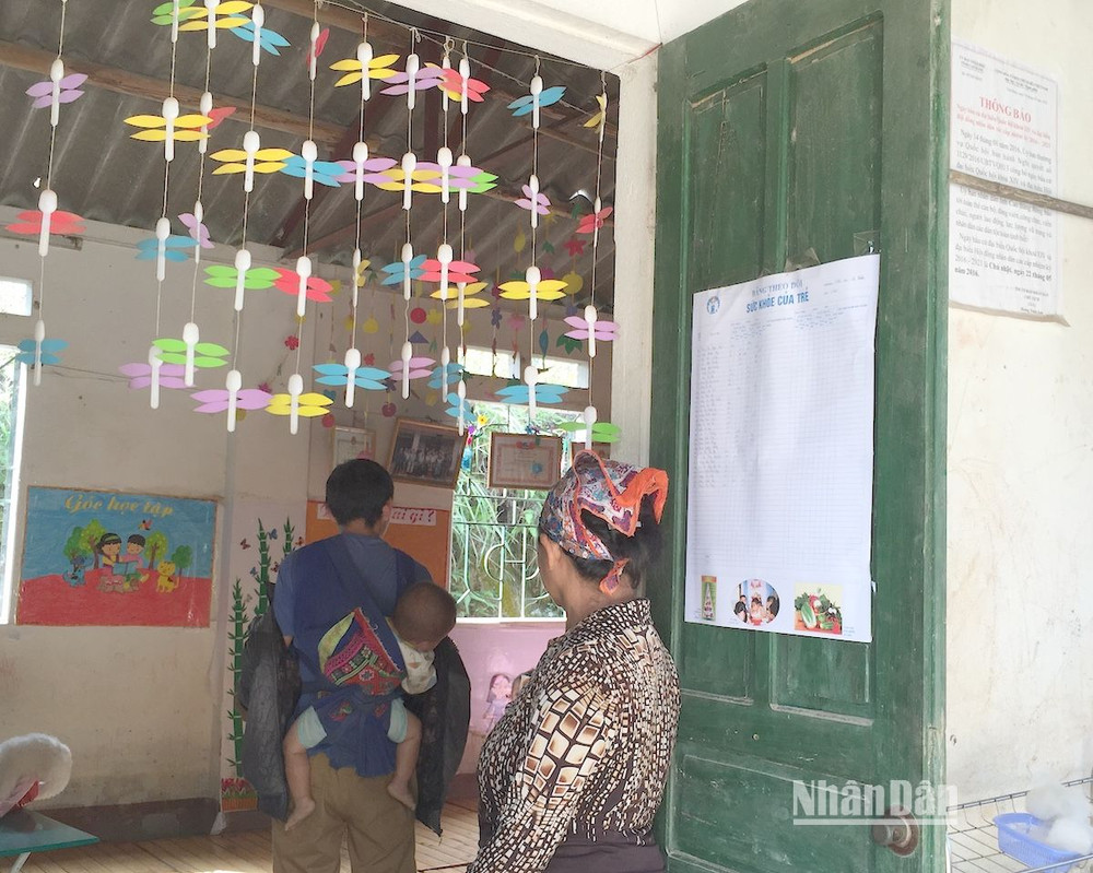 Đưa trẻ đến lớp (tại một phòng học tạm ở huyện Thông Nông, Cao Bằng). Ảnh: THANH XUÂN