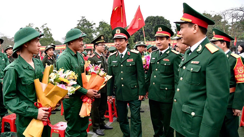 Đại diện chỉ huy Tư lệnh Quân khu 4 thăm hỏi, động viên thanh niên tỉnh Nghệ An lên đường nhập ngũ. (Ảnh TRỌNG LỘC)