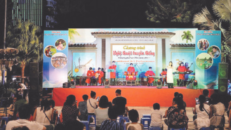 Biểu diễn nghệ thuật đờn ca tài tử - loại hình nghệ thuật đặc trưng đất Tây Đô.