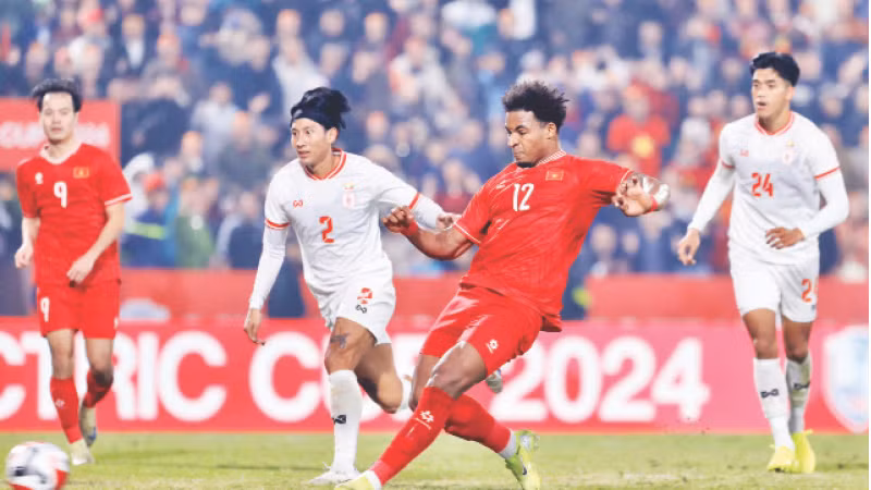 Thi đấu vượt trội, Việt Nam (áo đỏ) thắng Myanmar 5-0 ở lượt trận cuối bảng B ASEAN Cup 2024.