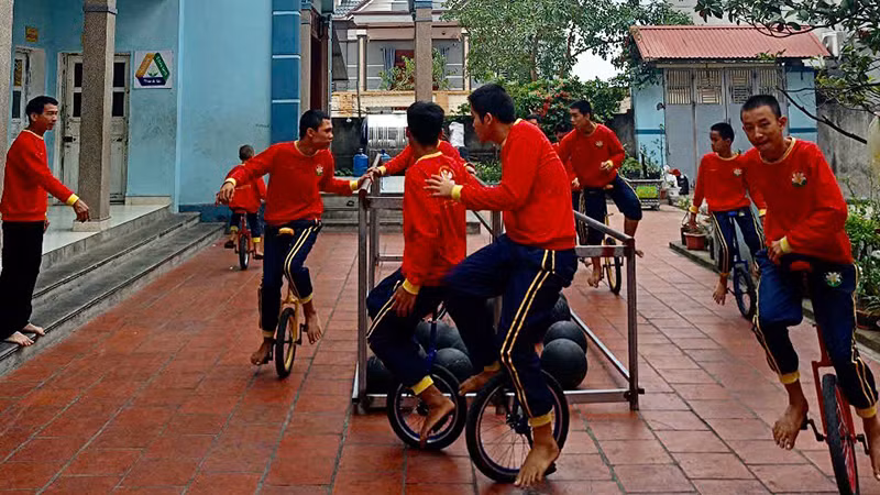 Trẻ tự kỷ tại Trung tâm Hoa Xuyến Chi đang thực hành các bài tập vận động, giữ thăng bằng.