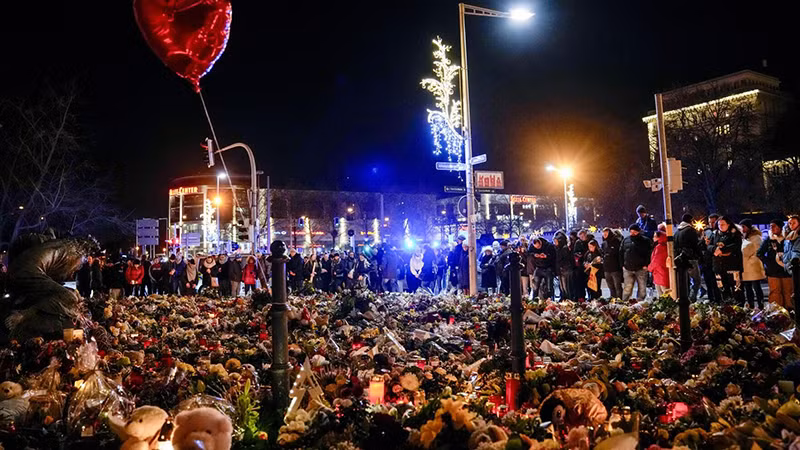 Người dân Đức tại chiến dịch tranh cử của đảng AfD diễn ra gần khu chợ Giáng sinh Magdeburg.