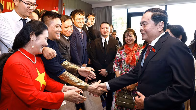 Chủ tịch Quốc hội Trần Thanh Mẫn và Phu nhân với đại diện cộng đồng người Việt Nam tại Nhật Bản. (Ảnh TTXVN)