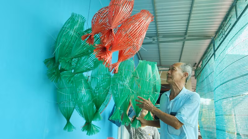 Lồng đèn dùng để trang trí ở các quán cà-phê.